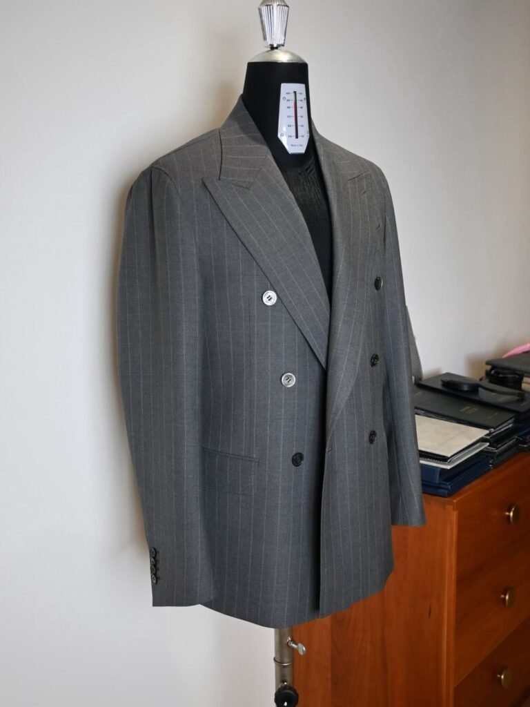 Blanc Sartorial 炭灰條紋雙排扣尖領外套正面，內搭黑色針織衫